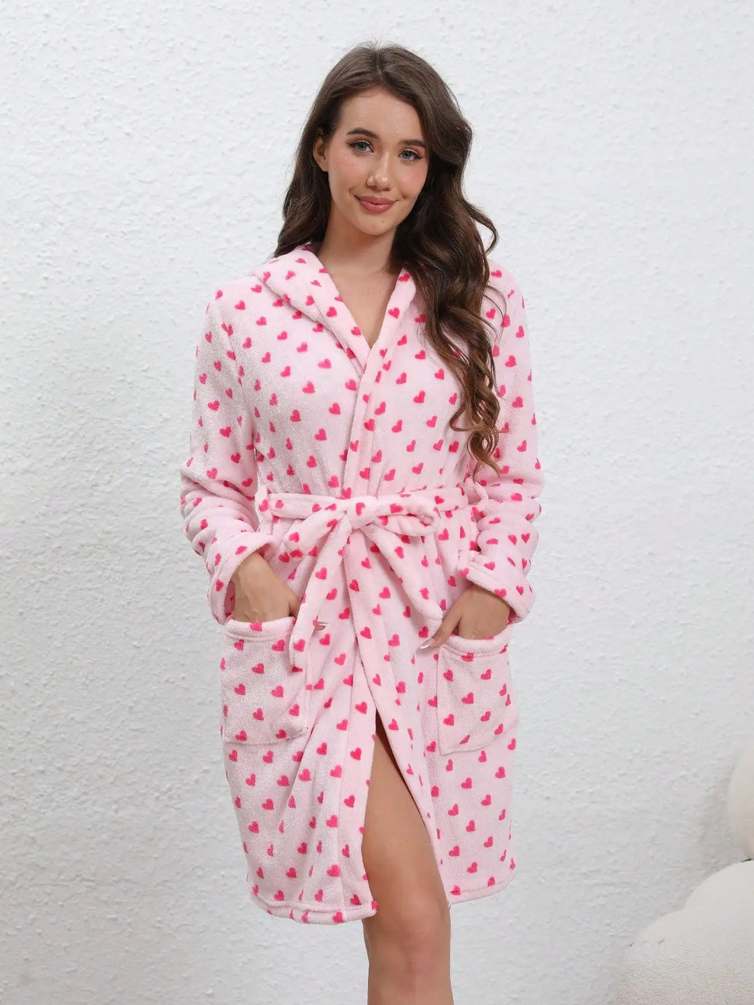 Bata peludo con capucha y corazoncitos