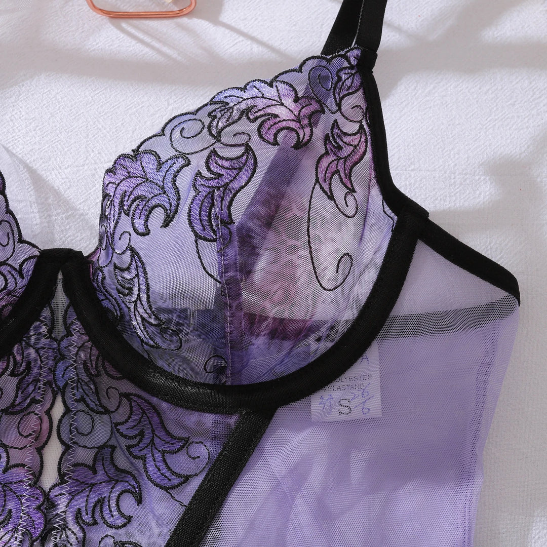 Conjunto de lencería morado con ribete de encaje y ligas