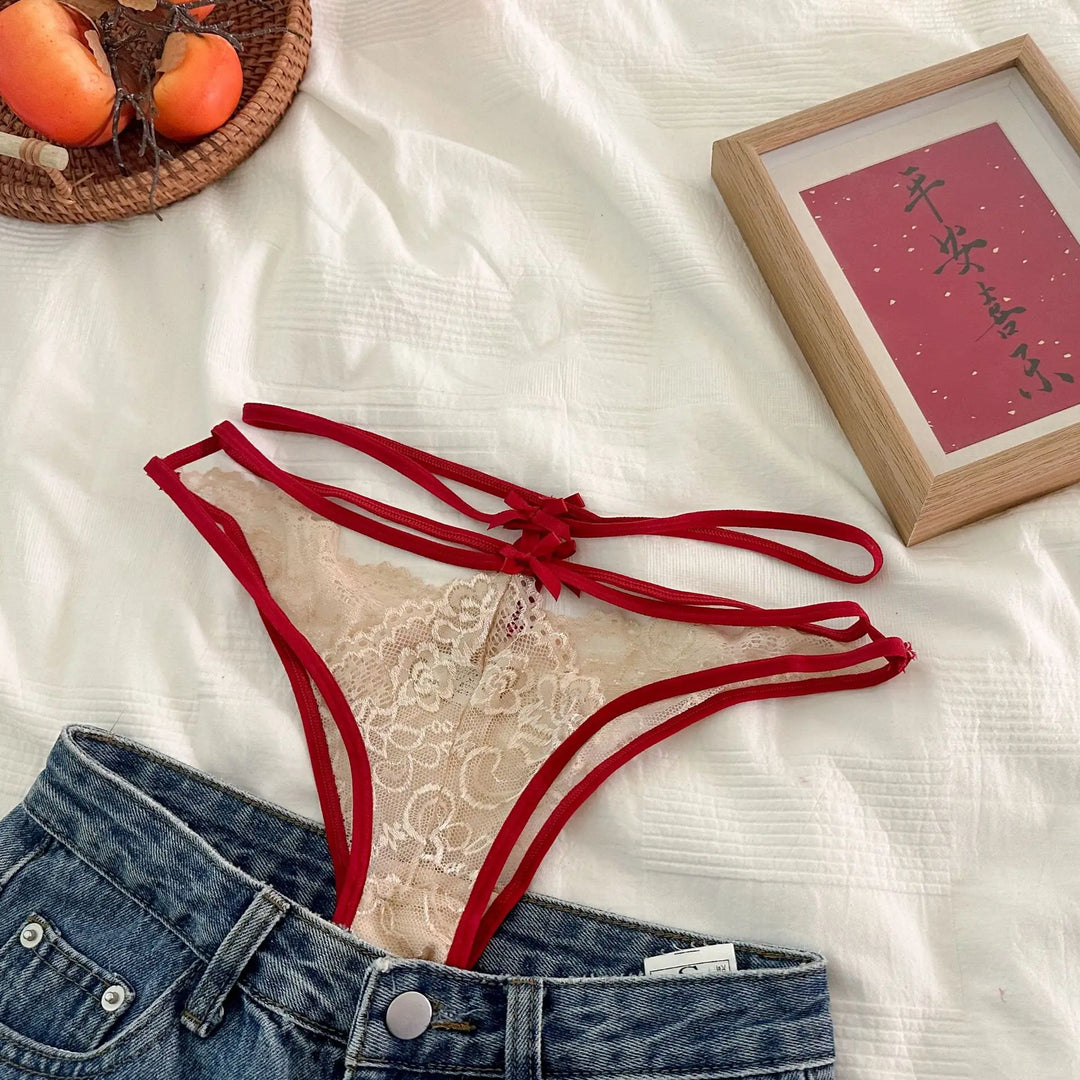 Braguita de malla transparente con ribete de encaje rojo