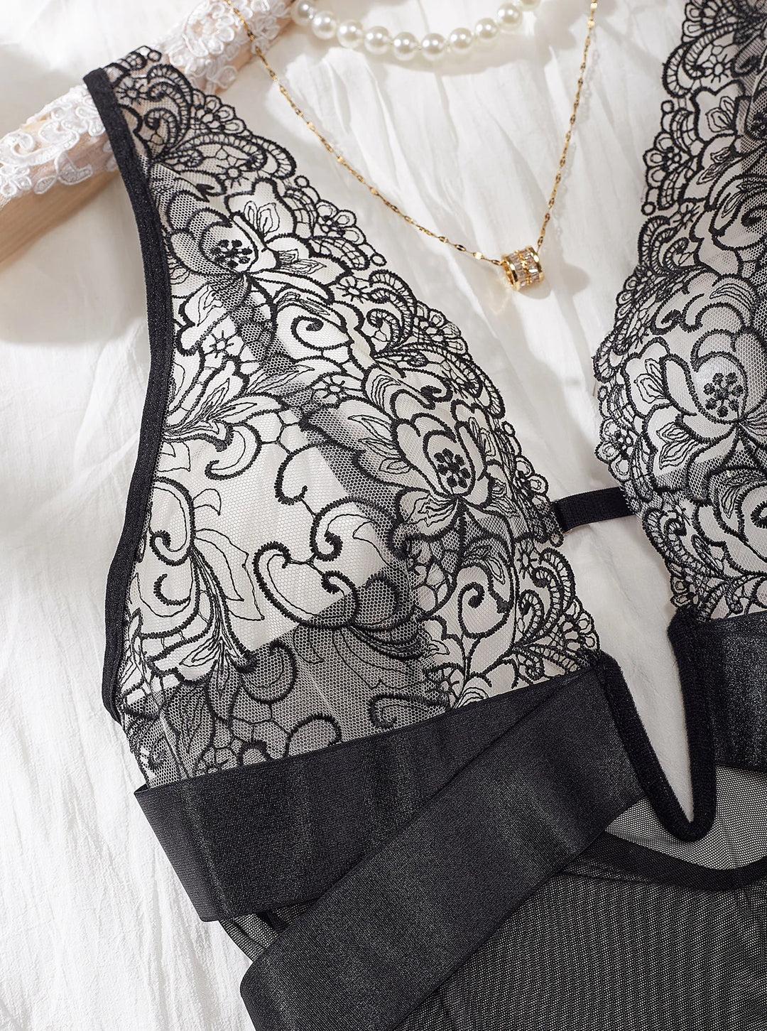 Body con malla negra y ribete de encaje en escote