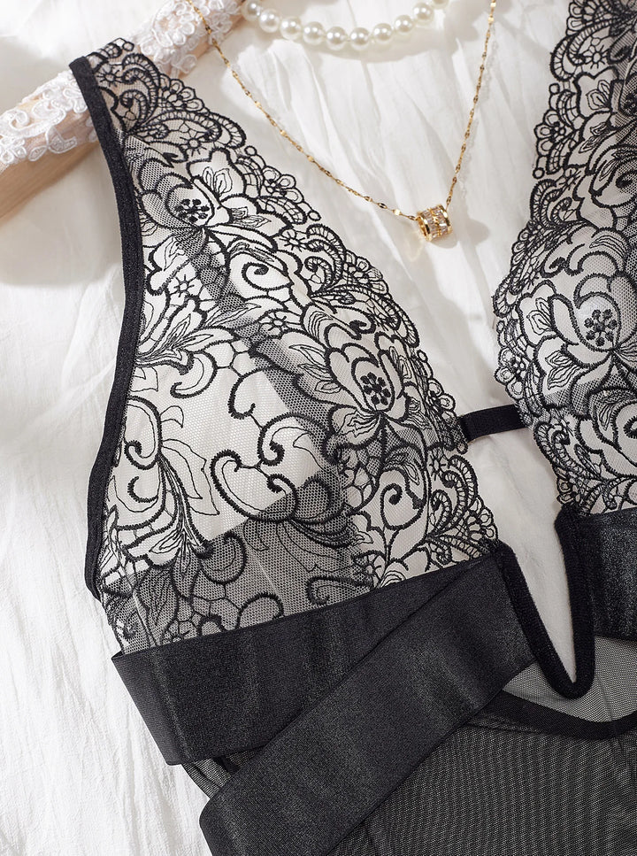 Body con malla negra y ribete de encaje en escote