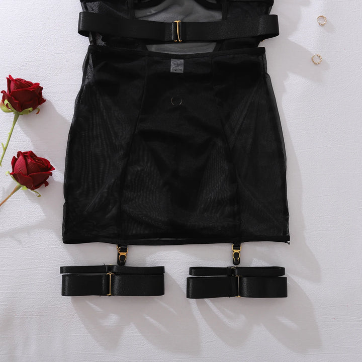 Body de malla transparente con minifalda y cinturones
