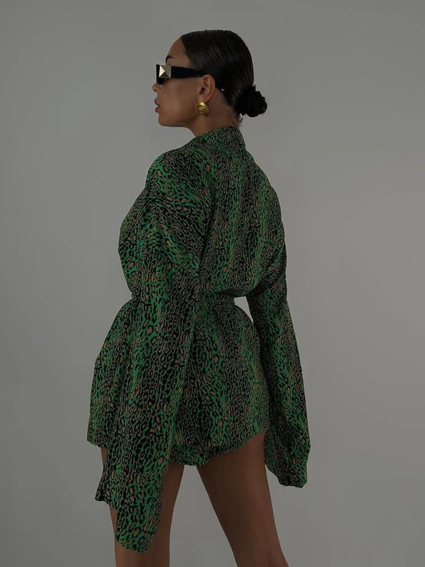 Conjunto verde con estampado de leopardo