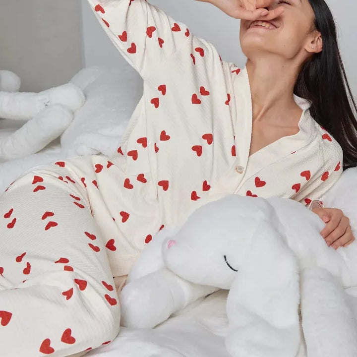 Conjunto con camisa y estampado de corazoncitos