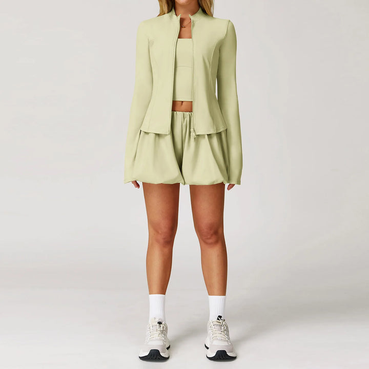 Traje deportivo de tres piezas con pantalones cortos