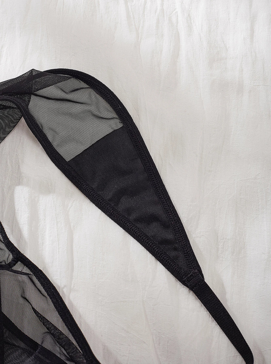 Body con malla negra y ribete de encaje en escote