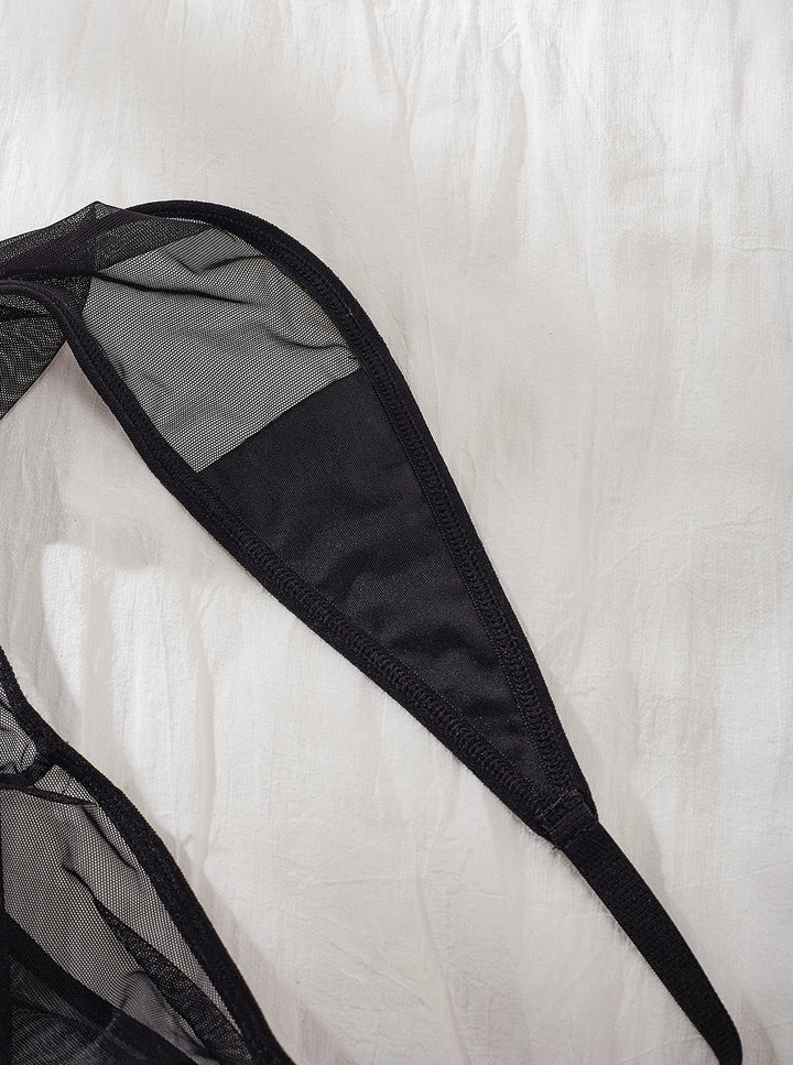 Body con malla negra y ribete de encaje en escote