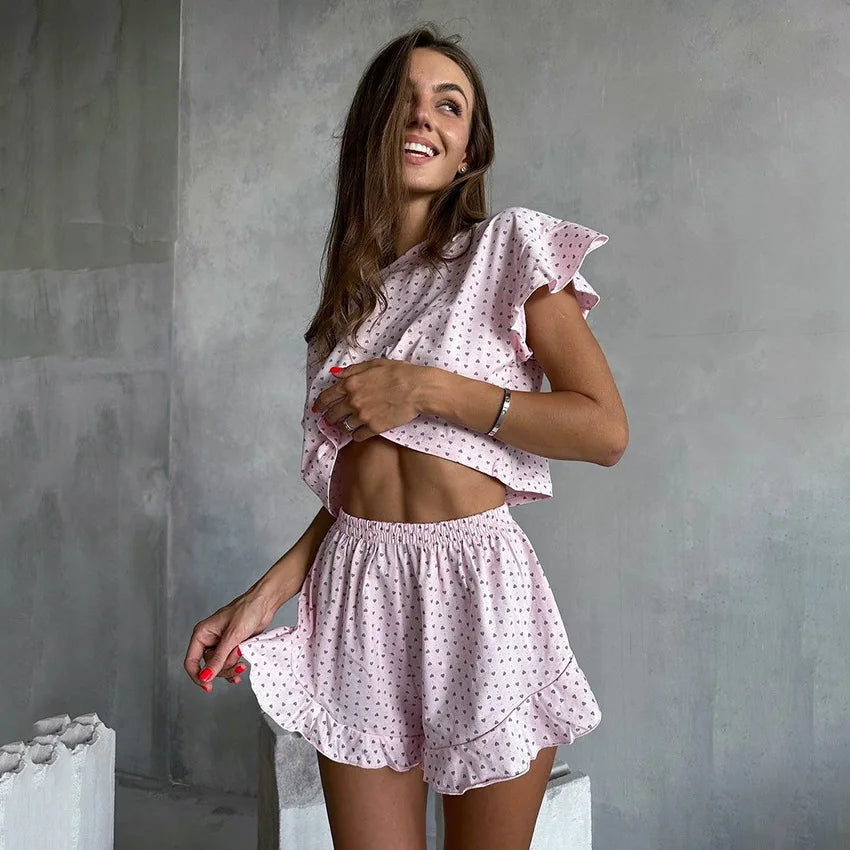 Pijama corto con diseño de lunares y volantes