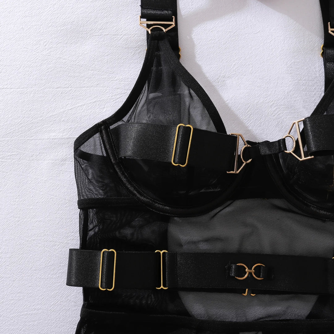 Body de malla transparente con minifalda y cinturones