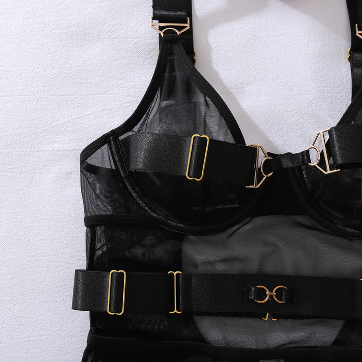 Body de malla transparente con minifalda y cinturones