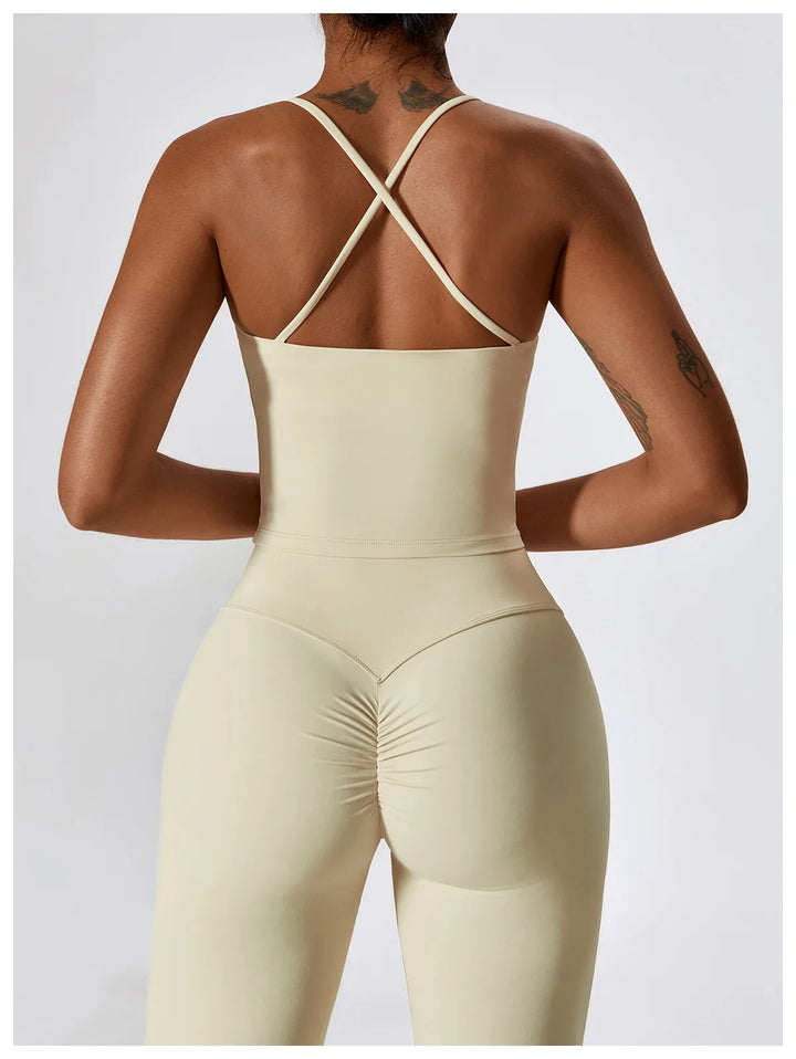 Conjunto deportivo con tirantes cruzados