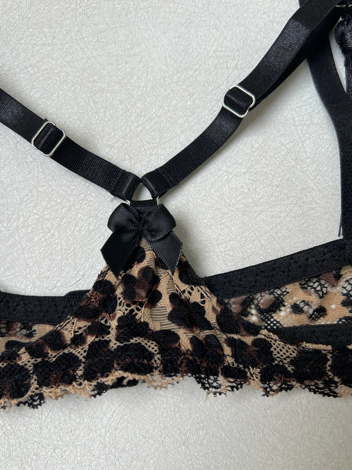 Conjunto de lencería con diseño abierto y encaje con estampado de leopardo