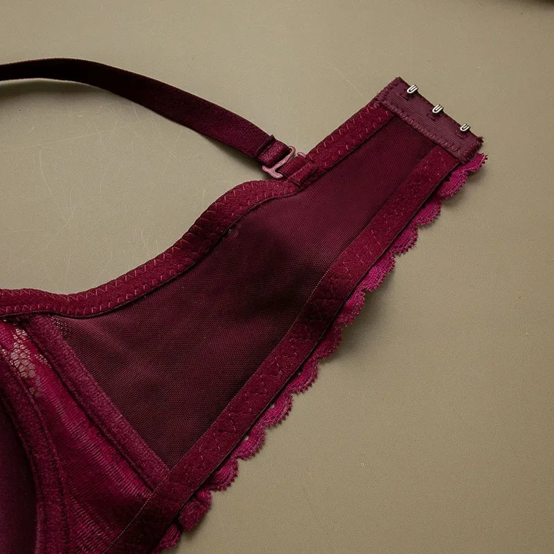 Sujetador de encaje con detalle metálico