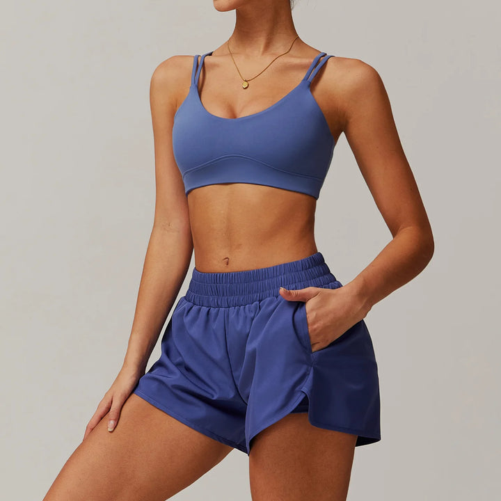 Conjunto deportivo con pantalones cortos
