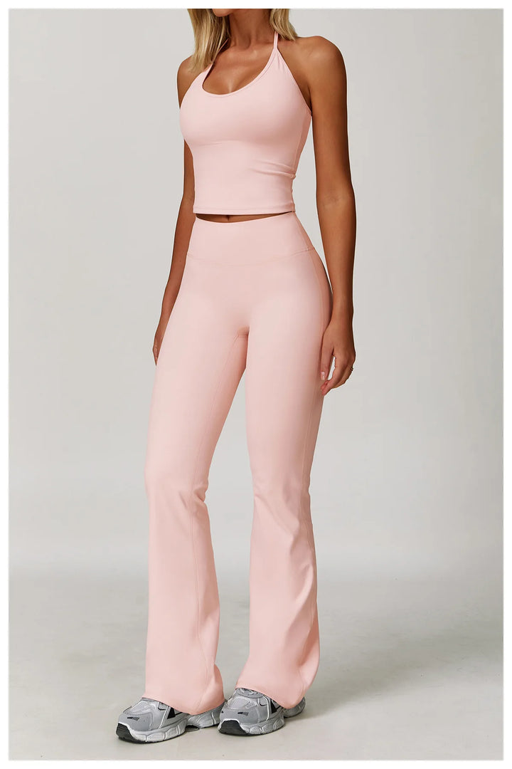 Conjunto deportivo con lazado en cuello y pernera de campana