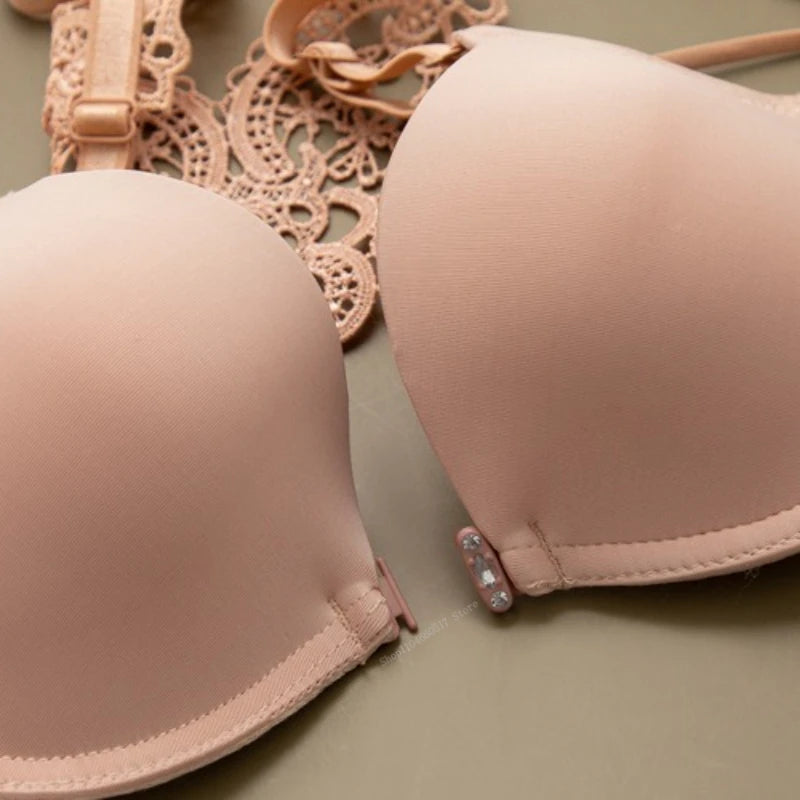 Sujetador con cierre frontal y bordado en espalda