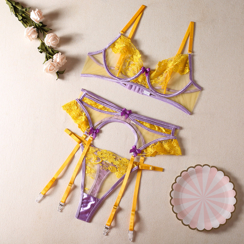 Conjunto de lencería amarillo con ribete morado