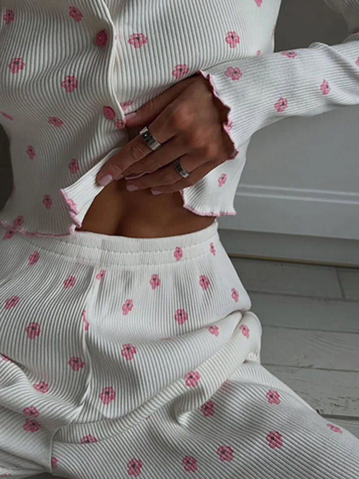 Pijama de punto acanalado con florecitos rosas