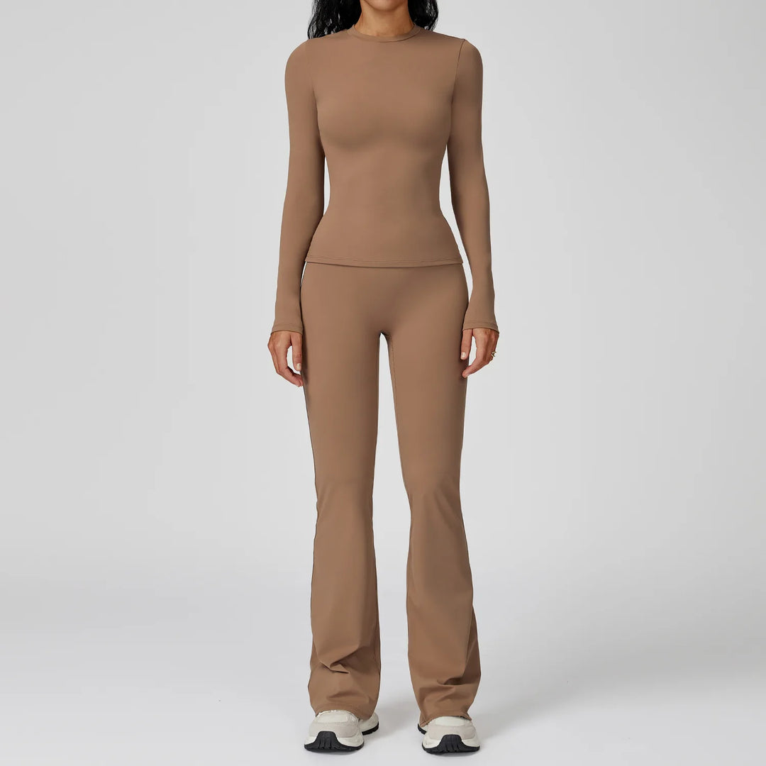 Traje deportivo con pantalones de campana y manga larga