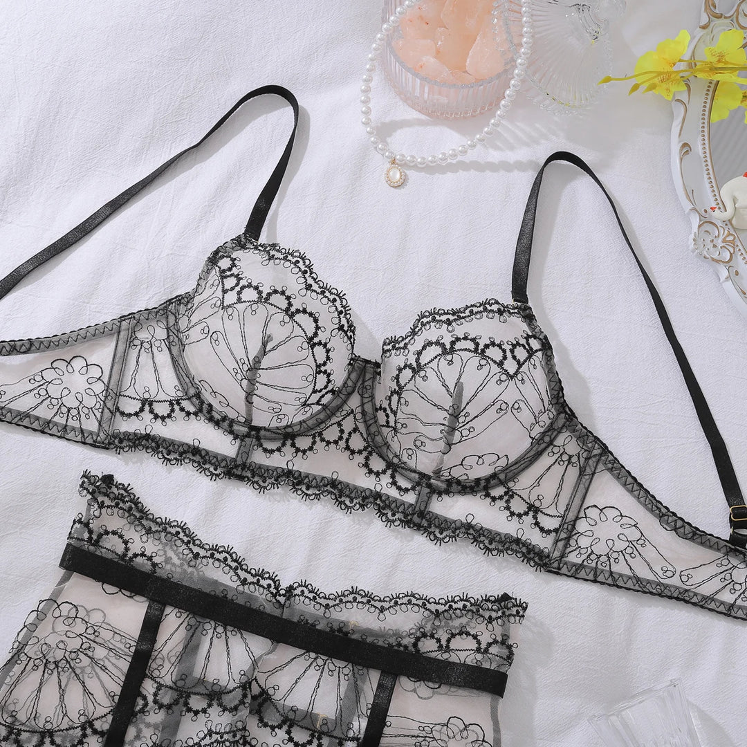 Conjunto de lencería de encaje elegante con liguero ancho