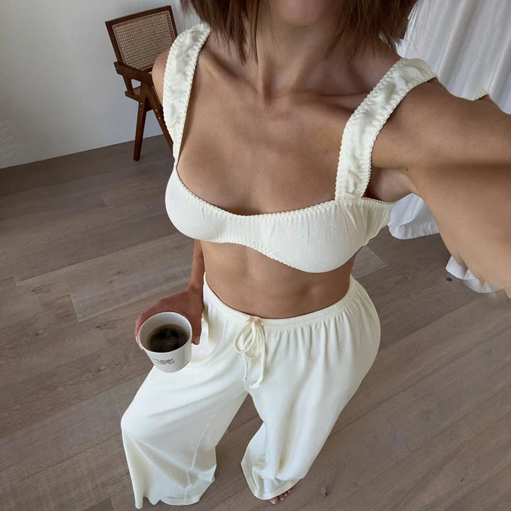 Conjunto beige con top y pantalones largos