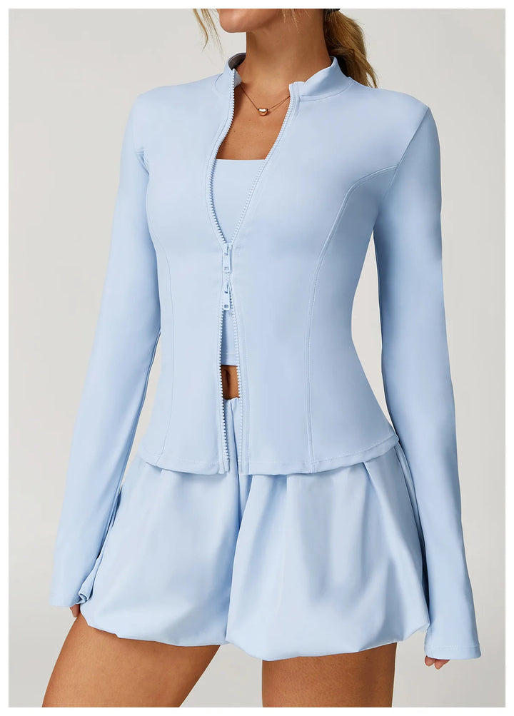 Traje deportivo de tres piezas con pantalones cortos