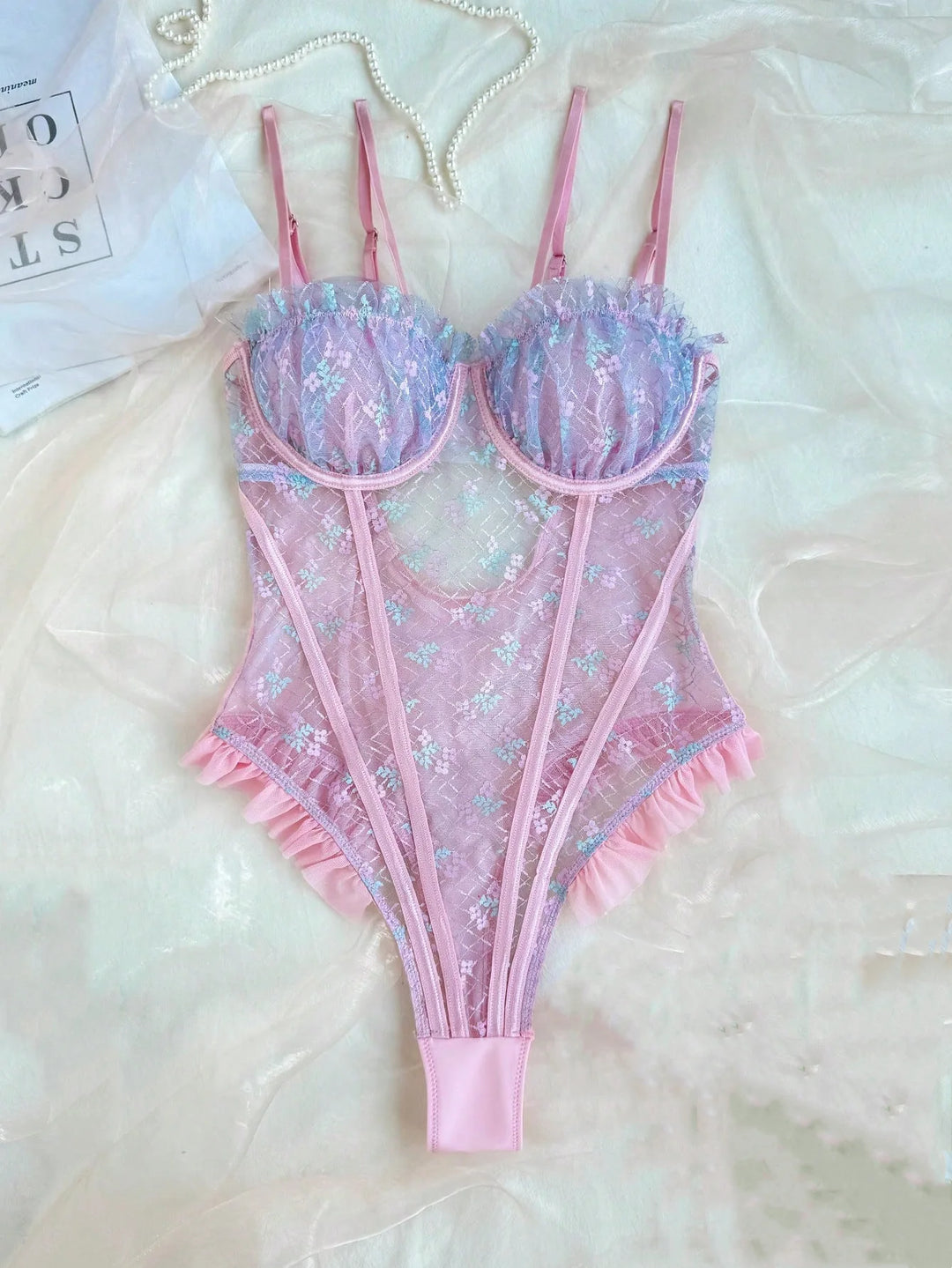 Body de encaje rosa con volantes