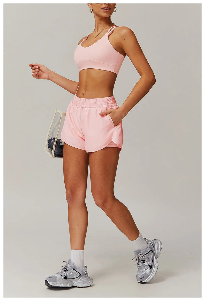Conjunto deportivo con pantalones cortos