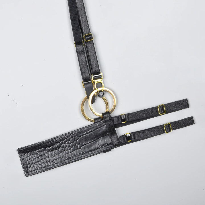 Body de cuero sintético con ribete de malla y anillos metálicos