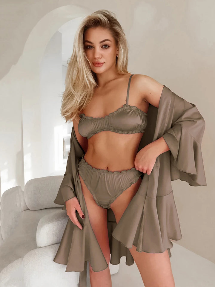 Conjunto de ropa interior con bata
