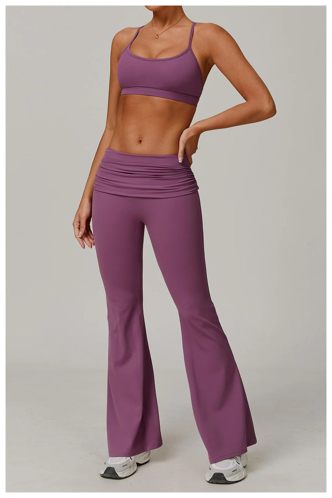 Conjunto deportivo con pantalones de campana