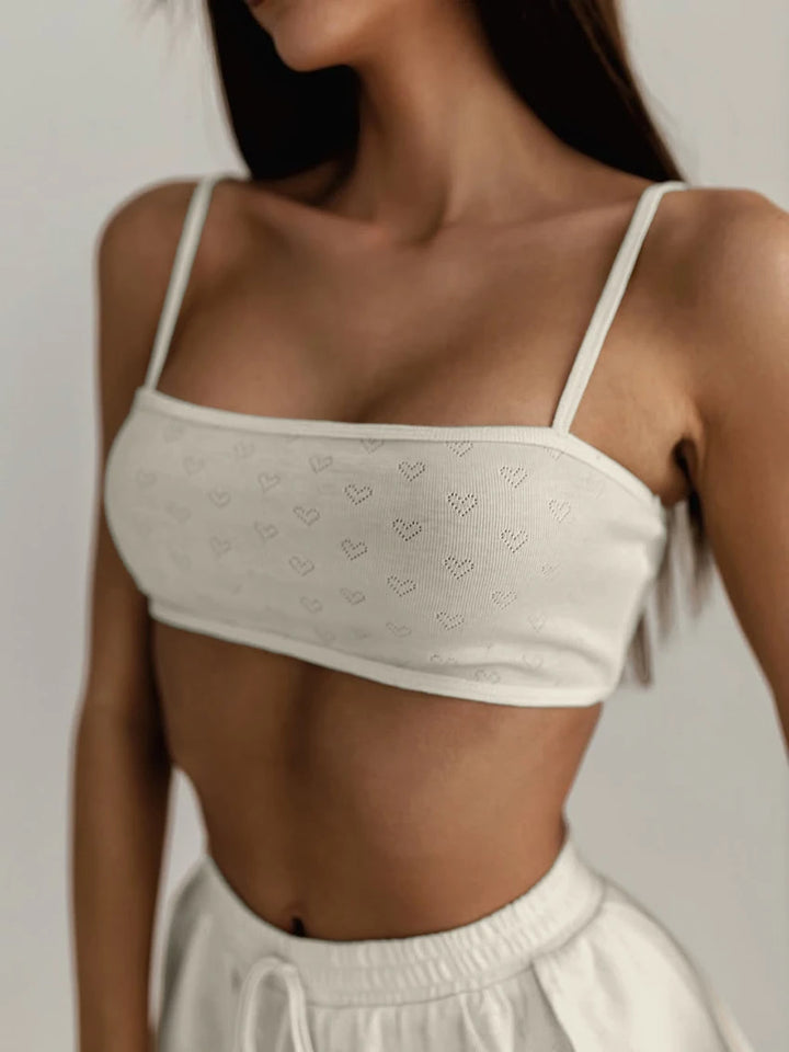 Conjunto con bordado y pantalones cortos