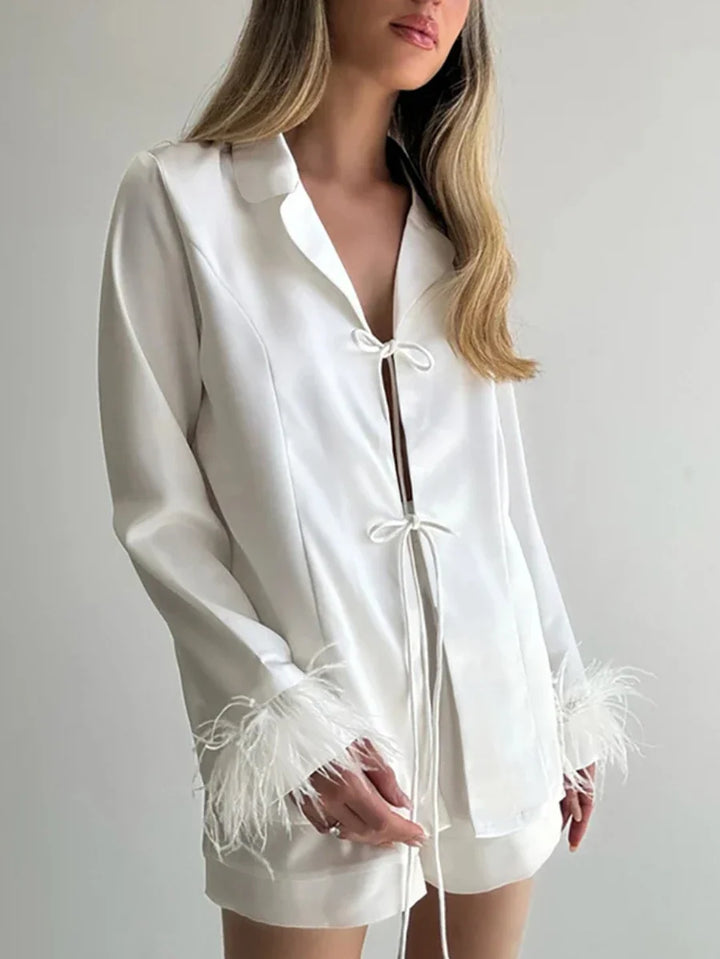 Pijama de novia con ribete de plumas