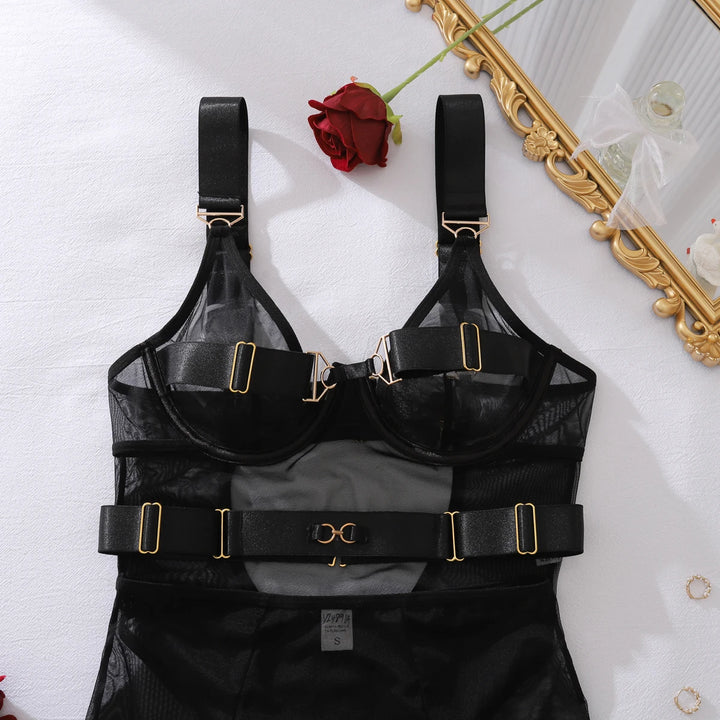 Body de malla transparente con minifalda y cinturones