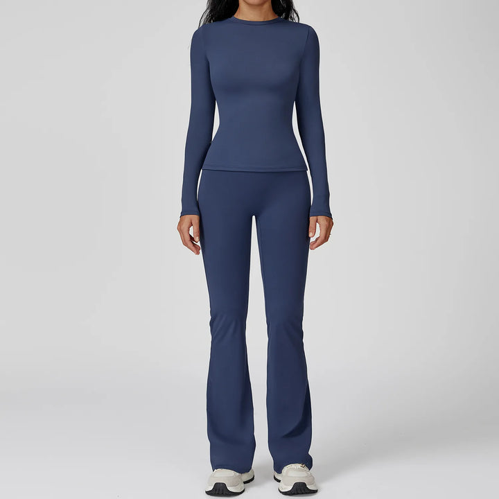 Traje deportivo con pantalones de campana y manga larga