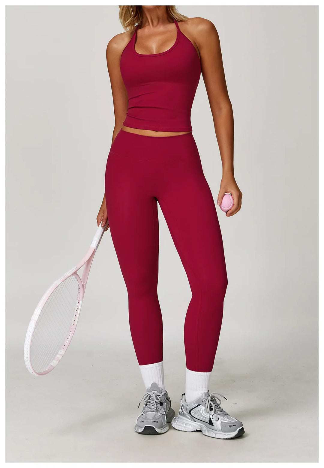 Conjunto deportivo con leggings y lazado en cuello