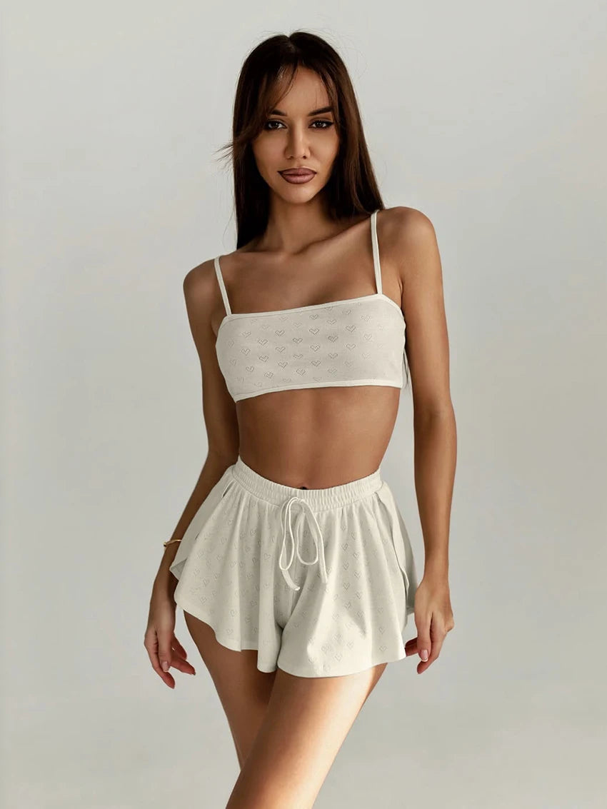 Conjunto con bordado y pantalones cortos