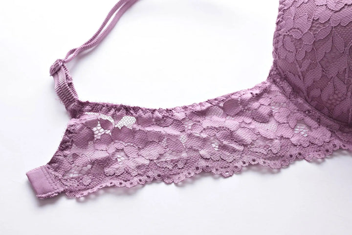 Sujetador con franja de encaje y detalle metálico con lacito