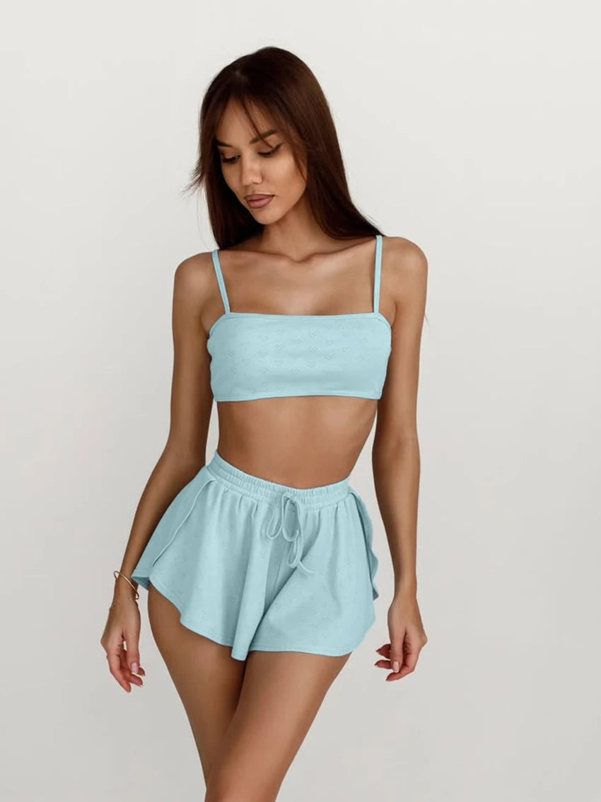 Conjunto con bordado y pantalones cortos