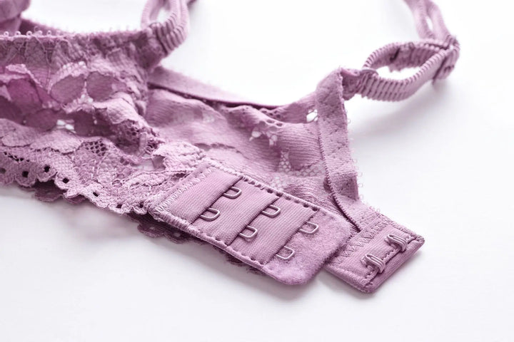 Sujetador con franja de encaje y detalle metálico con lacito