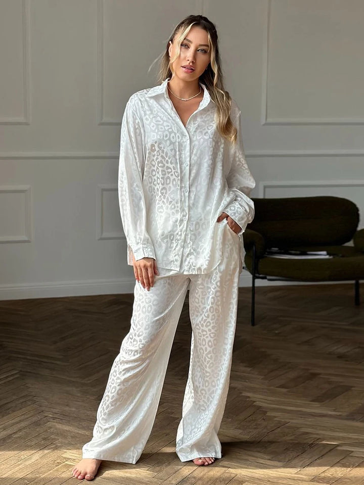 Pijama de raso blanco con manchas de leopardo