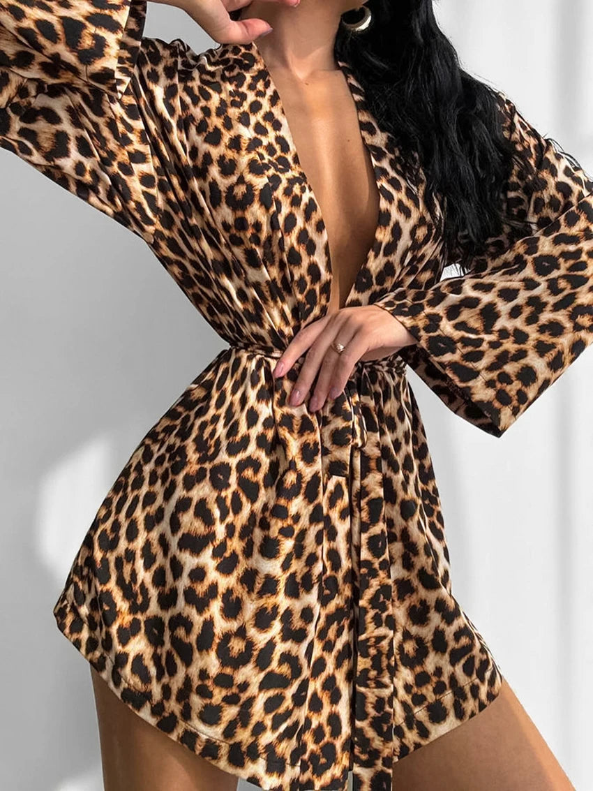 Conjunto de noche con bata y estampado animal
