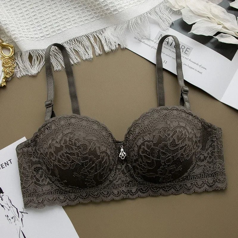 Sujetador de encaje con detalle metálico