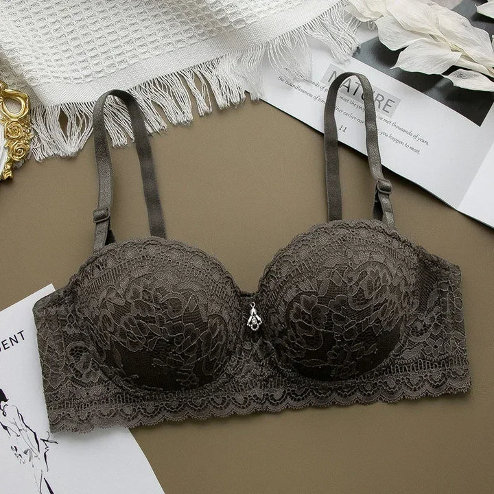 Sujetador de encaje con detalle metálico