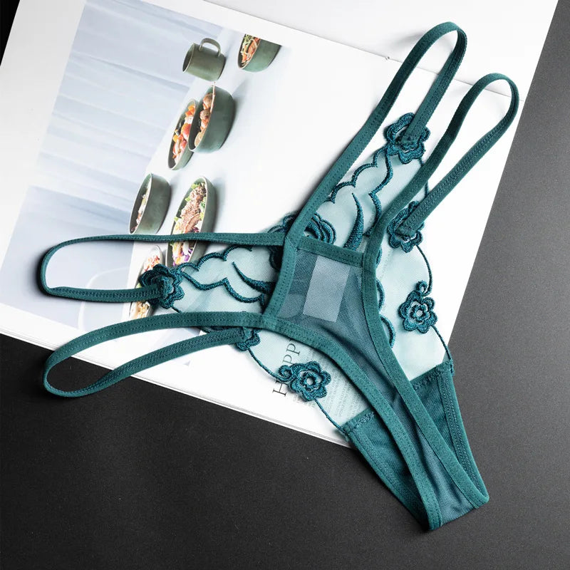 Tanga de malla con bordado de rosas