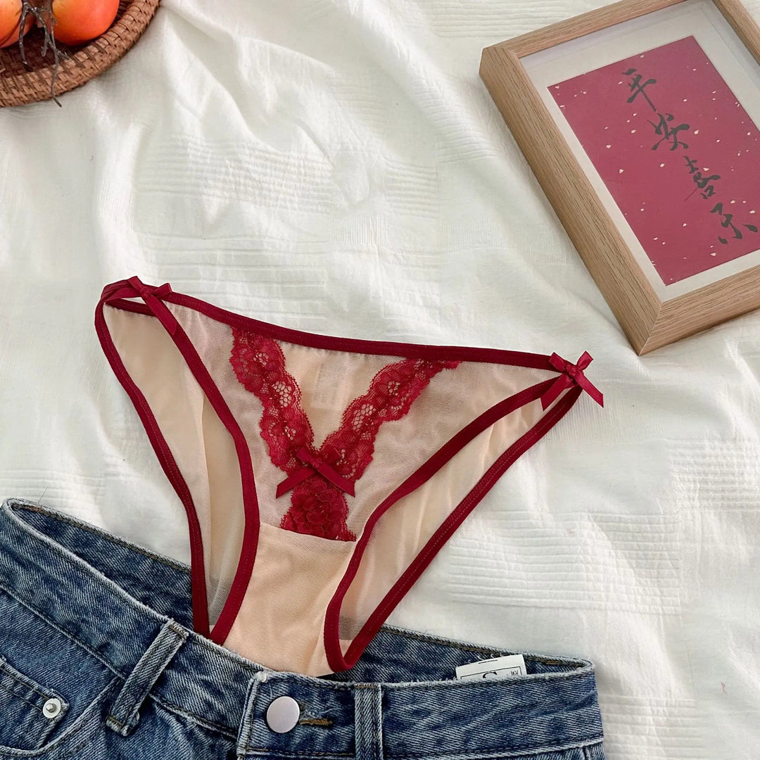 Braguita de malla transparente con ribete de encaje rojo