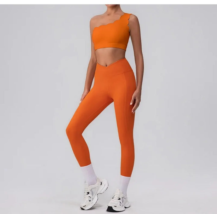 Conjunto deportivo con top asimétrico y volantes