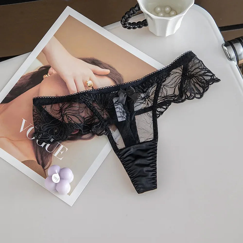 Tanga semitransparente con franja de encaje