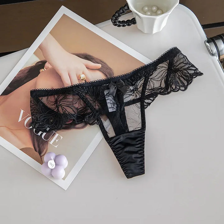 Tanga semitransparente con franja de encaje