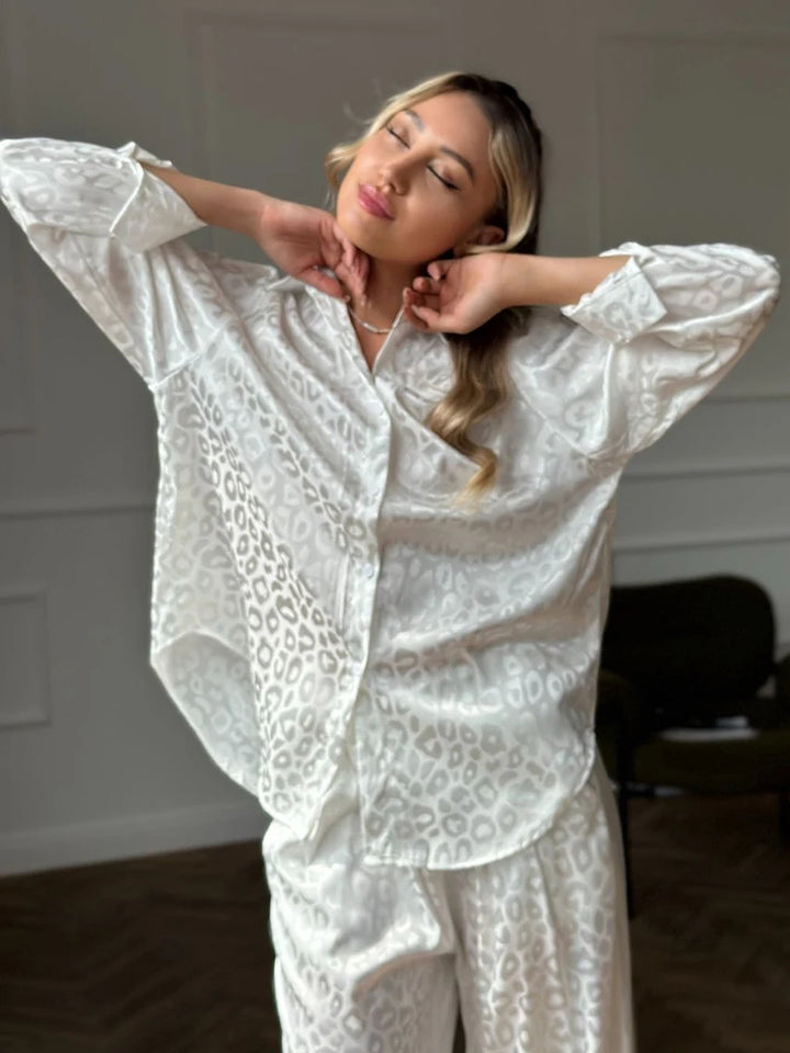 Pijama de raso blanco con manchas de leopardo